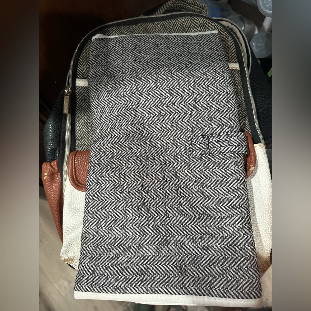 Diaper bag essentials - Picture 2 of 8